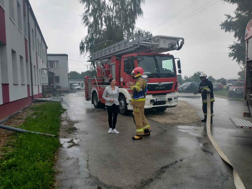 Strażacy z Kazimierzy Wielkiej i Sokoliny ćwiczyli na terenie domu seniora w Gorzkowie. Jak scenariusz przerabiali tym razem? [ZDJĘCIA]