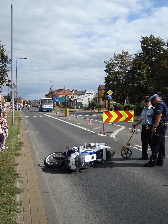 Motocykl po wypadku znalazł się ponad 20 metrów przed autobusem