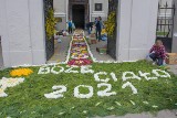 Mieszkańcy Urzędowa na uroczystość Bożego Ciała ułożyli 45-metrowy dywan z kwiatów