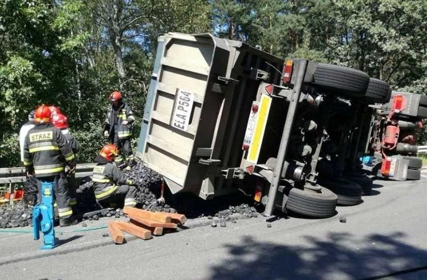 Wypadek w Tychach: Ciężarówka z węglem zmiażdżyła samochód...