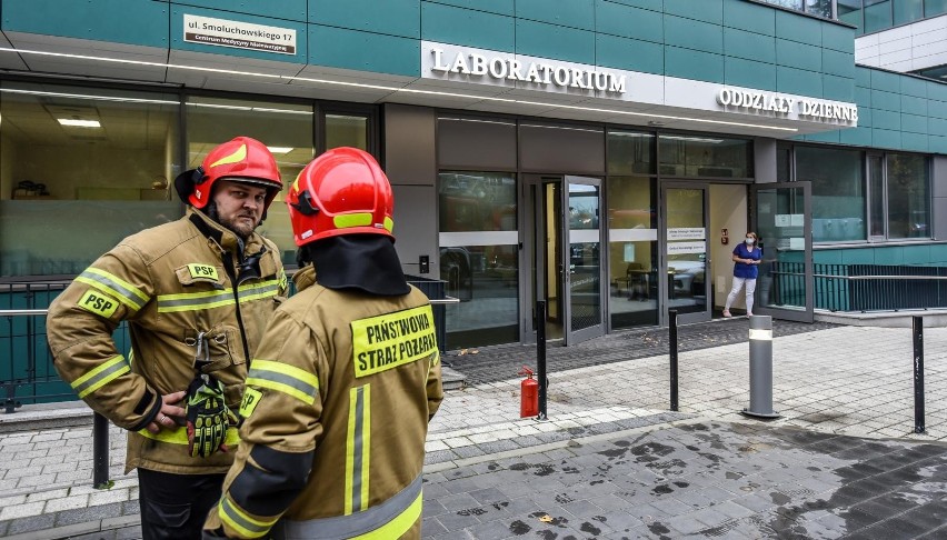 Pożar w Centrum Medycyny Nieinwazyjnej w UCK. Trwa oddymianie i ponowne sprawdzanie budynku