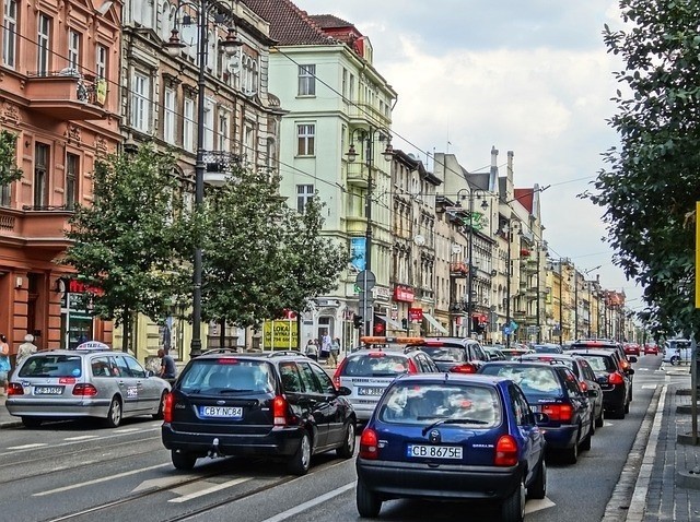 Jak wojna na Ukrainie i inflacja wpływa na rynek motoryzacyjny w Polsce? Dane portalu autobaza.pl