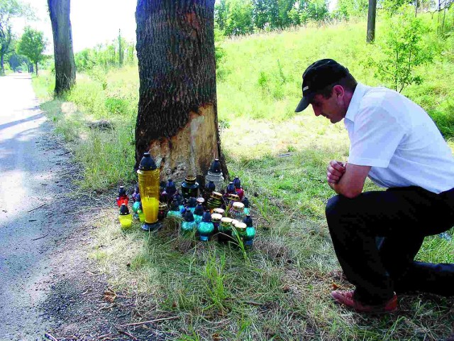 Na miejscu tragedii niedaleko Barwic spotkaliśmy Wojciecha Nadarzyńskiego, ojca najmłodszej ofiary. Przyjechał zapalić znicz. - Mój syn leżał kilka metrów od drzewa - zdruzgotany pokazał nam miejsce wypadku.