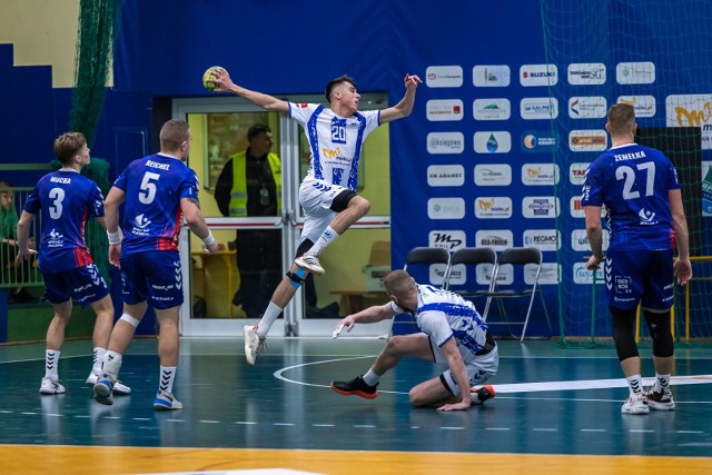 Handball Stal Mielec (biało-niebieskie stroje) pokonała Warmię Olsztyn.