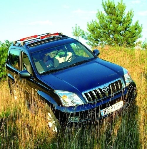 Trzydrzwiowy land cruiser z silnikiem 4,0 litry (wyłącznie z automatyczną skrzynią biegów) oferowany jest w cenie od 185 do 213 tys. zł, tj. o 8 tys. zł większej niż z 3-litrowym dieslem. Większe wersje pięciodrzwiowe kosztują od 191 do 239 tys. zł. Najdroższa wersja wyposażenia SOL oferuje praktycznie wszystko, czego można zapragnąć w standardzie.