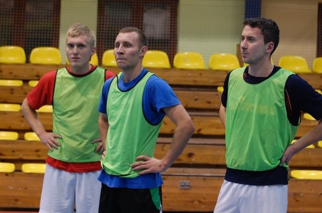 W miniony wtorek piłkarze Hetmana Włoszczowa spotkali się na pierwszym treningu po przerwie zimowej. Na zdjęciu, od lewej: Paweł Musiał, Mateusz Małek, Łukasz Orzeł. 