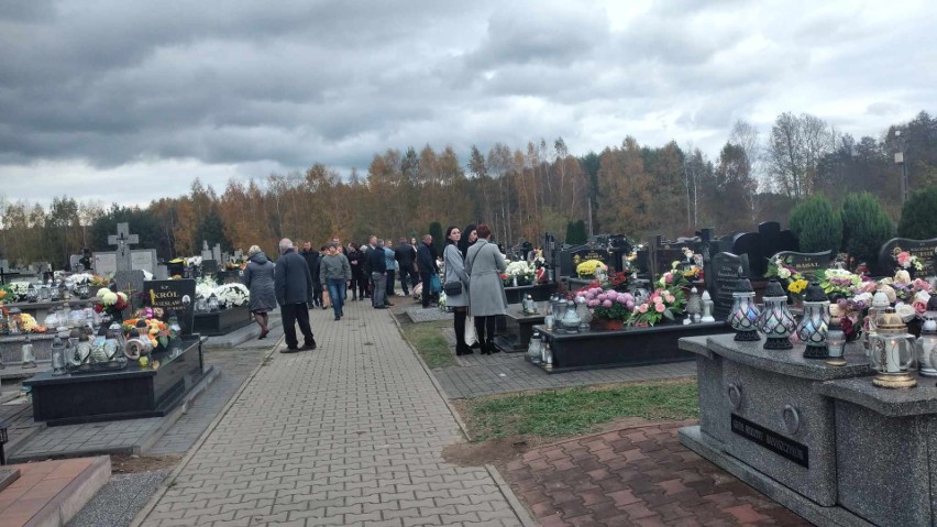 Mnóstwo osób na cmentarzu w Jastrzębiu.