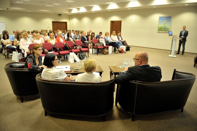 W połowie lipca w Rzeszowie miało miejsce seminarium poświęcone wyzwaniom, jakie stoją przed firmami na podkarpackim rynku pracy. Warto podkreślić, że o ile w 2013 roku zapotrzebowanie na kandydatów do pracy po raz pierwszy obniżyło się w Polsce do poziomu 14 proc., w woj. podkarpackim odsetek pracodawców poszukujących pracowników wyniósł 17 proc.