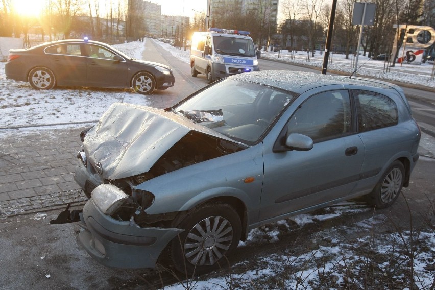 Wypadek na Rojnej w Łodzi. Pijana kobieta za kierownicą, jej pasażer poszukiwany przez policję [ZDJĘCIA]