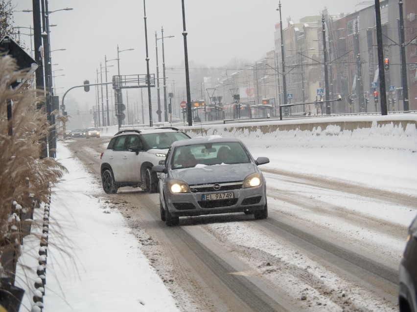 Zima w Łodzi! Trudne warunki na łódzkich drogach. Trzeba zachować szczególną ostrożność! ZDJĘCIA