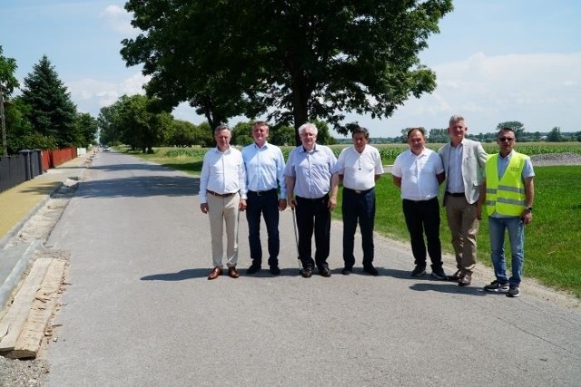 Odcinek drogi Jasieniec-Mierziączka. Od lewej: Andrzej Skorek i Jerzy Kamionka członkowie Zarządu Powiatu, Stefan Bernaciak - starosta zwoleński, Waldemar Urbański - wicestarosta, Tomasz Mordziński - dyrektor PZD w Zwoleniu, Mirosław Chołuj - członek Zarządu Powiatu i Tomasz Winsztal - inspektor nadzoru.