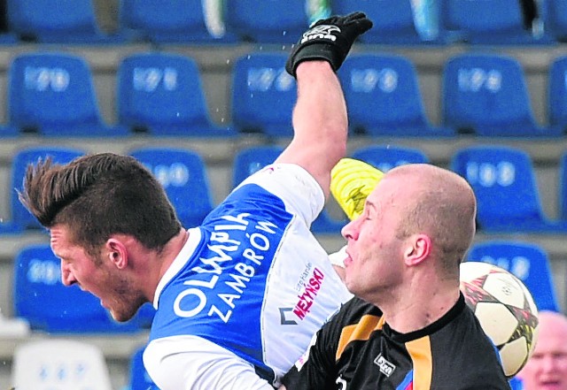 Piłkarze Olimpii Zambrów (na biało-niebiesko) w Stalowej Woli przerwali passę dwóch kolejnych porażek i pokonali Stal 1:0