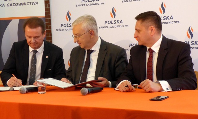 Porozumienie w sprawie przekazania dla Wiślicy urządzenia do badania jakości powietrza podpisali burmistrz Jarosław Jaworski (z lewej) i dyrektor Radosław Słoniewski (z prawej), w obecności posła Krzysztofa Lipca.