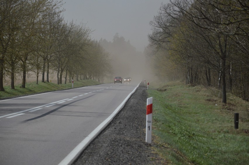 Saharyjski pył na Pomorzu 23.04.2019. Pył jest szczególnie niebezpieczny na drodze! Ostrzeżenie przed silnym wiatrem. Zobacz wideo i zdjęcia