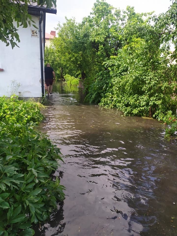 Podlaskie. Burze w regionie. Zalane piwnice i połamane drzewa. To nie koniec zagrożenia [ZDJĘCIA]