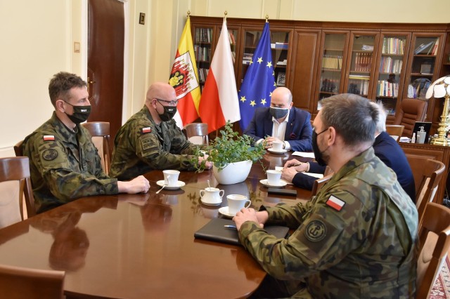 Prezydent Grudziądza Maciej Glamowski w związku z tworzeniem się pododdziału WOT-u w Grudziądzu spotkał się z dowództwem 8. Kujawsko-Pomorskiej Brygady Obrony Terytorialnej: płk. Krzysztofem Stańczykiem, mjr Andrzejem Sikorą oraz szefem sekcji współpracy cywilno-wojskowej mjr Jakubem Węcławowiczem