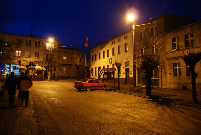 Górznieński Rynek w nocnej odsłonie. Po prawej Urząd Miasta i Gminy