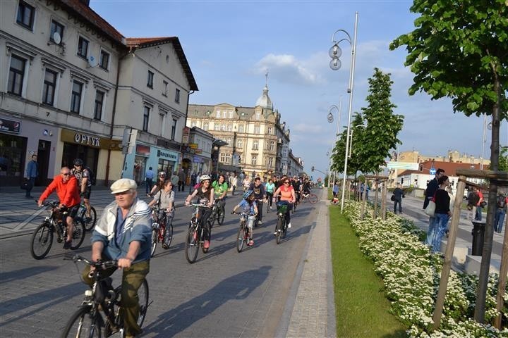 Masa Krytyczna w Częstochowie. Cykliści opanowali Aleje Najświętszej Maryi Panny [ZDJĘCIA]