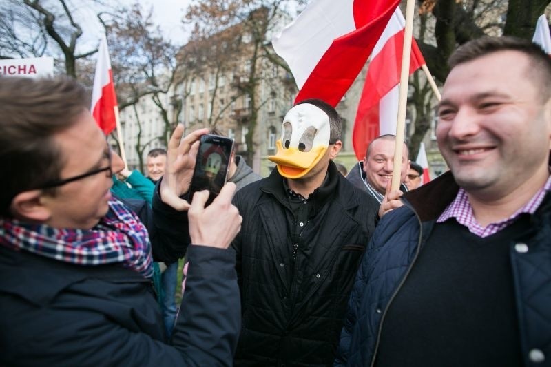 Manifestacja na pl. Dąbrowskiego. Narodowcy atakują KOD! Popularne HASŁA [zdjęcia]