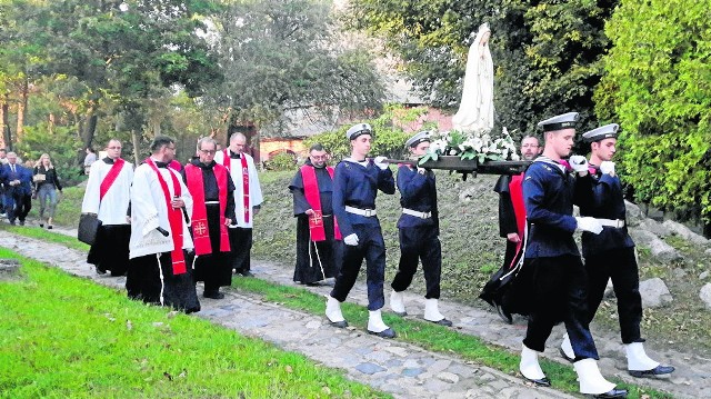 W procesji pokutno-błagalnej uczestniczyli zarówno przedstawiciele darłowskich parafii, jak i władz miasta oraz mieszkańcy, którzy uczcili pamięć tych, którzy zginęli w powodzi