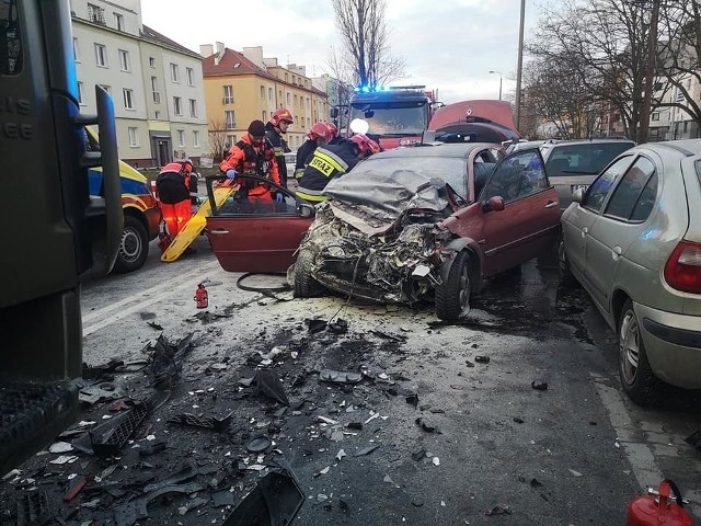 W poniedziałek, około godziny 8.20, na ulicy Powstańców Warszawy w Bydgoszczy samochód ciężarowy zderzył się z samochodem osobowym.20-letni kierowca renault megane był ewakuowany z pojazdu przy pomocy sprzętu hydraulicznego. Został przewieziony do szpitala, gdzie mimo udzielonej pomocy zmarł.- Ze wstępnych ustaleń policjantów wynika, że kierujący renault megane z niewyjaśnionych przyczyn zjechał na przeciwległy pas ruchu i zderzył się z nadjeżdżającym wojskowym samochodem ciężarowym - relacjonuje podkom. Lidia Kowalska z bydgoskiej policji.Bydgoscy policjanci prowadzą, pod nadzorem prokuratora, czynności zmierzające do wyjaśnienia wszystkich okoliczności tego tragicznego zdarzenia.Jak informują nas strażacy, samochodem ciężarowym podróżowały dwie osoby. Nic się im nie stało.WIĘCEJ ZDJĘĆ NA NASTĘPNYCH STRONACHStop Agresji Drogowej. Odcinek 5