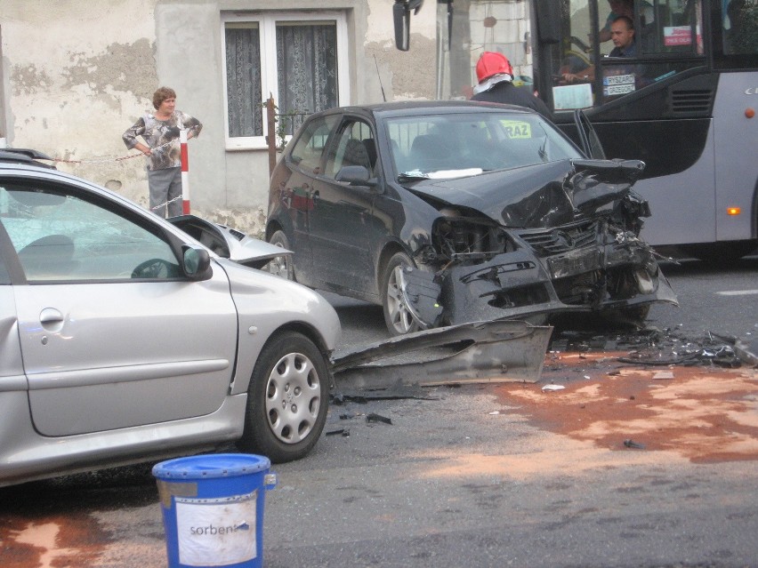 Wypadek w Siechnicach. Trzy osoby poszkodowane, w tym jedna ciężko (ZDJĘCIA)