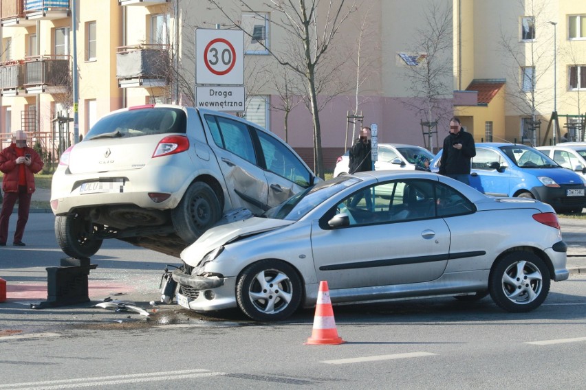 Wypadek na Stabłowicach. Jedno auto wjechało na drugie (ZDJĘCIA)