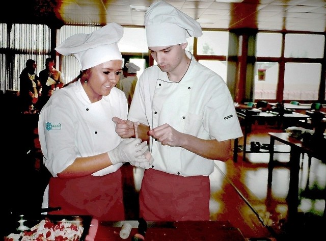Natalia Talaśka i Robert Kwiecień z ZSP podczas gotowania.