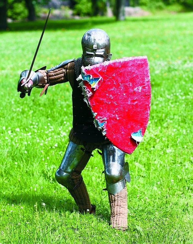 Na treningach pasjonaci średniowiecza ze stowarzyszenia Bellum et Populus doskonalą techniki walki. Na zdięciu Wiktor Poniatowicz.