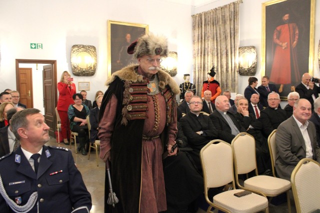 Podczas urodzinowej sesji Rady Powiatu Tarnobrzeskiego przemawiał między innymi Karol Bury, kasztelan Chorągwi Rycerstwa Ziemi Sandomierskiej.