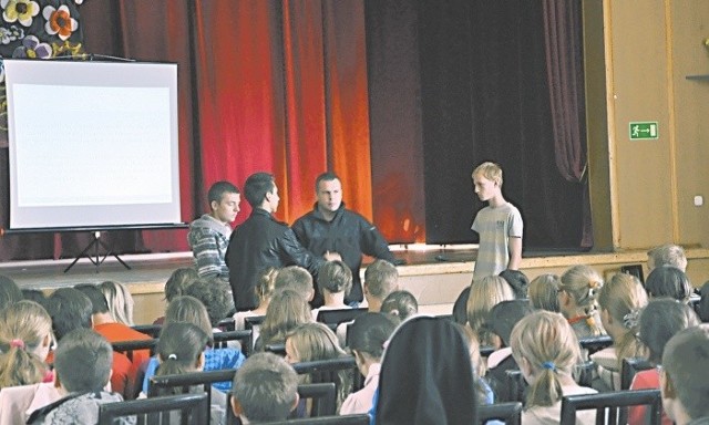 Uczniowie chętnie brali udział w scenkach, do których zapraszał ich prowadzący szkolenie, Przemysław Majcher ze Stowarzyszenia Combat-Antyterror z Głubczyc.