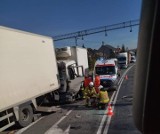 Wypadek w Przegini. Zderzenie trzech samochodów ciężarowych. Zablokowana droga krajowa