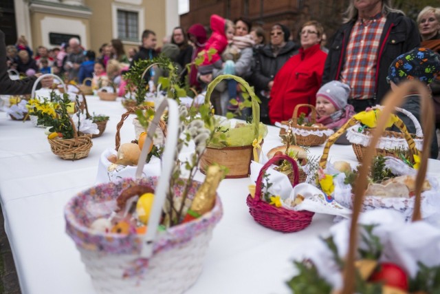Długoletnią toruńską tradycją jest plenerowe święcenie pokarmów na Rynku Staromiejskim