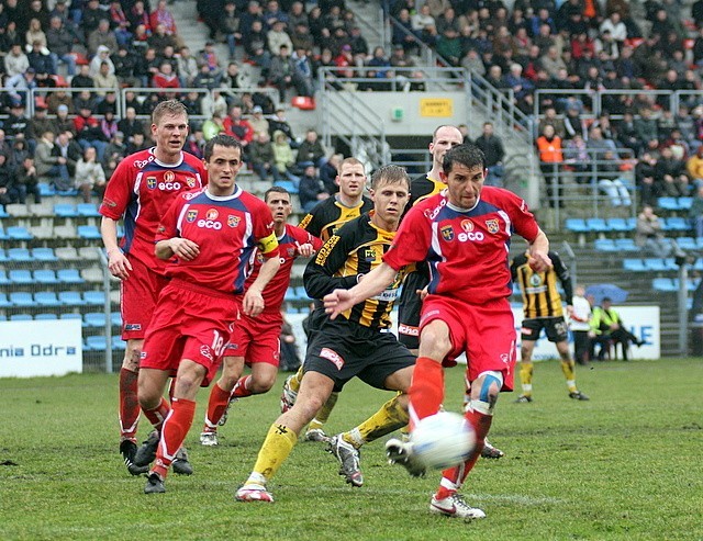 I liga pilki noznej: Odra Opole-GKS Katowice 1-2.