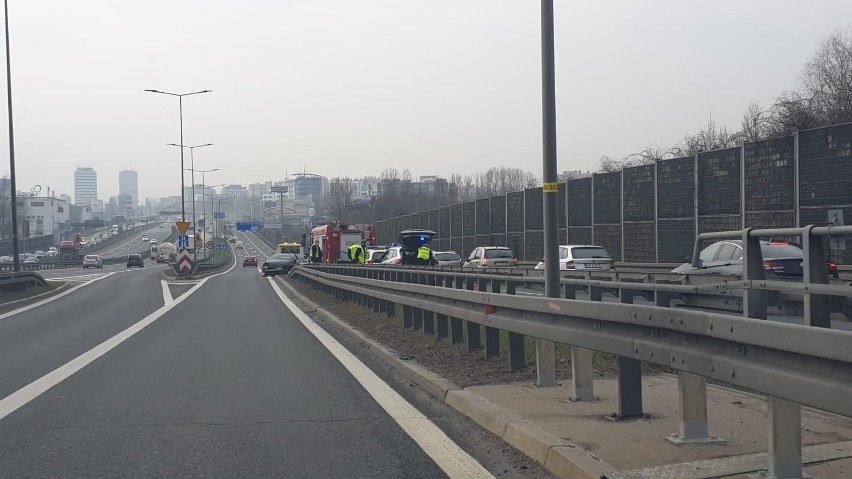 Katowice. Wypadek przy zjeździe na autostradę A4 na zakręcie...