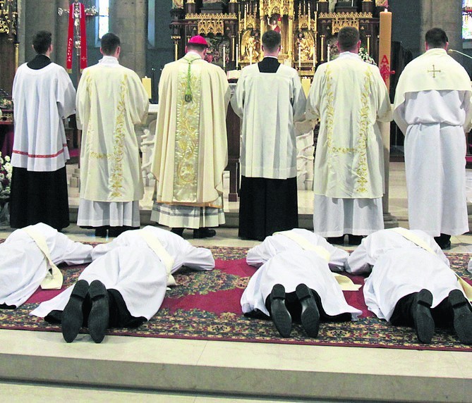Ilu księży porzuca kapłaństwo? Są badania Instytutu Statystyki Kościoła Katolickiego