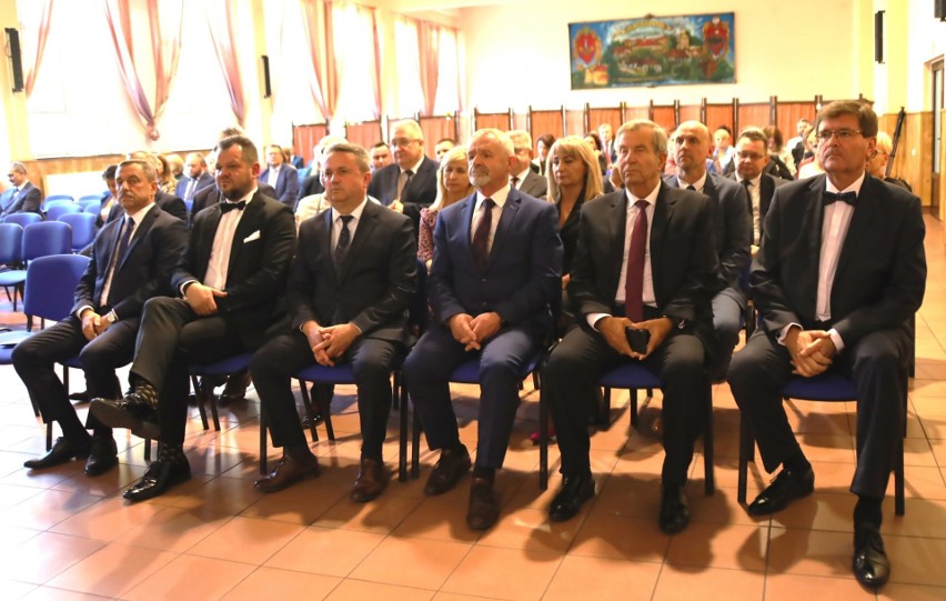W pierwszym rzędzie od lewej: wiceprzewodniczący Sejmiku...