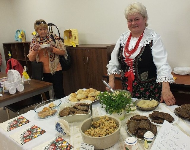 Dorota Bernat kusiła regionalnymi potrawami i ozdobami zrobionymi z bibuły.
