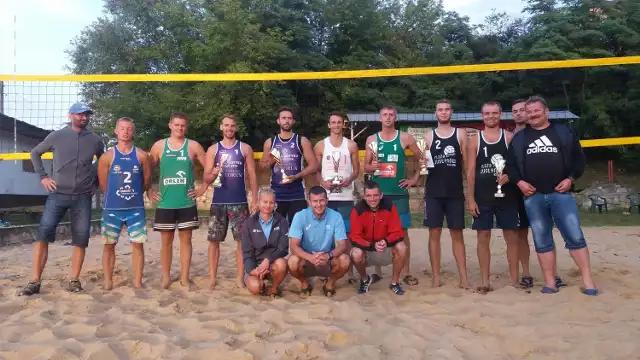 Czołowe duety oraz organizatorzy turnieju siatkówki plażowej nad jastrzębskim zalewem.