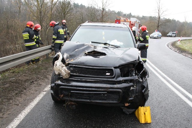 Do wypadku doszło w niedzielę w miejscowości Kłódka (gm. Rogóźno). Terenowym autem, które wypadło z drogi podróżowały trzy osoby. Jedna wymagała pomocy medycznej.  