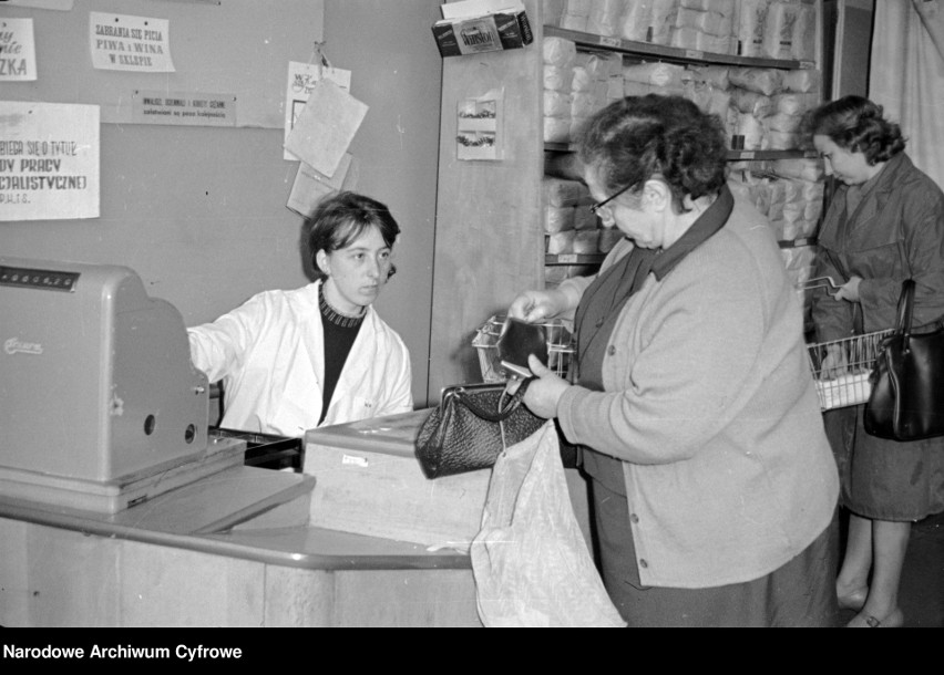 Ekspedientka podczas pracy przy kasie, 1966, sklep nr 281...