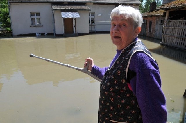 Rzeka zniszczyła dom Teresy Śmiejczak w 1997 roku. - Teraz jest podobnie, ale mam nadzieję, że woda nie wleje się do środka &#8211; martwi się kobieta