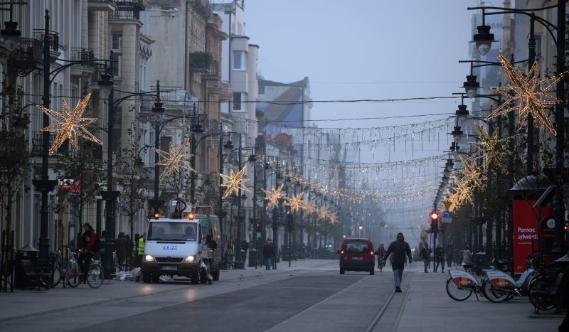 Rozwieszanie światełek na całej długości ulicy...