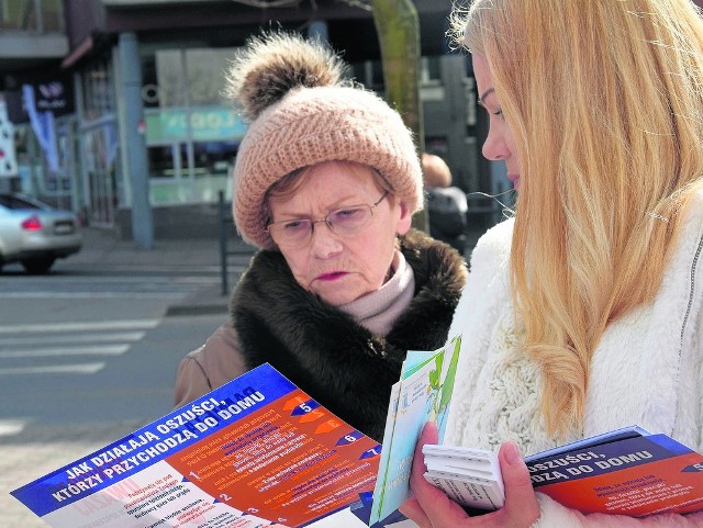 Osoby starsze pytały na dyżurze rzecznika o sprawy oszustw, których ofiarami są seniorzy