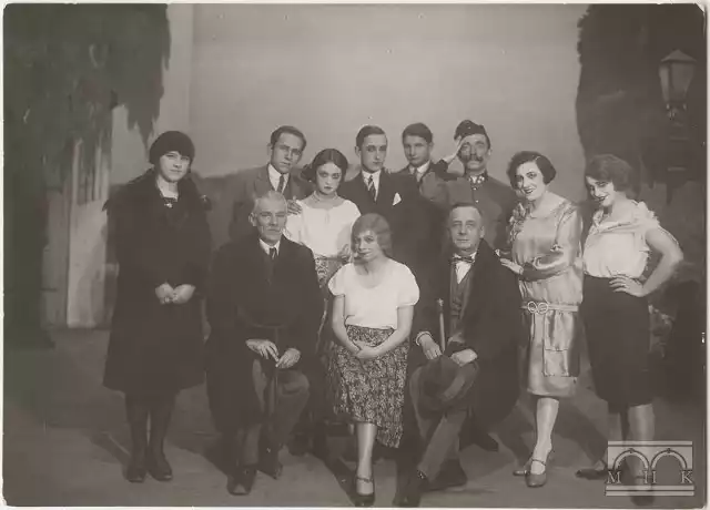 Zespół ze sztuki "Królowa przedmieścia" Konstantego Krumłowskiego. Fotografia z 1928 roku