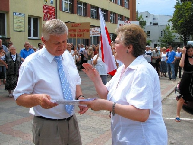 Petycję przygotowaliśmy na podstawie wniosków, które przez miesiąc zbieraliśmy od mieszkańców Hajnówki - mówili organizatorzy pikiety przed hajnowskim magistratem. Na zdj. Małgorzata Szczerbakow ze Społecznego Komitetu Mieszkańców wręcza petycję burmistrzowi Hajnówki Jerzemu Sirakowi.