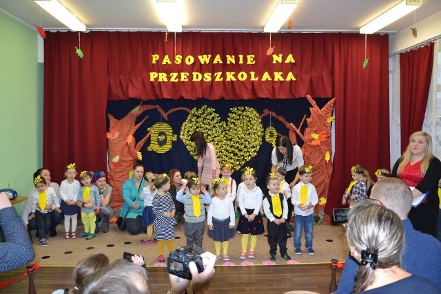 Dziś (22 listopada) w Przedszkolu Dziecięca Odyseja w Toruniu swoje wielkie święto obchodziła najmłodsza grupa przedszkolna - "Pszczółki". Dzieci zostały oficjalnie pasowane na przedszkolaków. Zanim symboliczna kredka spoczęła na ich ramionach, maluchy wykazały się iście przedszkolnymi umiejętnościami. Było recytowanie wierszyka, piosenka - a jakże - o pszczółkach, a także tańce. Jak dzieciaki zdały swój pierwszy egzamin? "I choć sami nie wiedzieli, czy to im się uda, wyszły z tego same cuda". Zobaczcie sami!