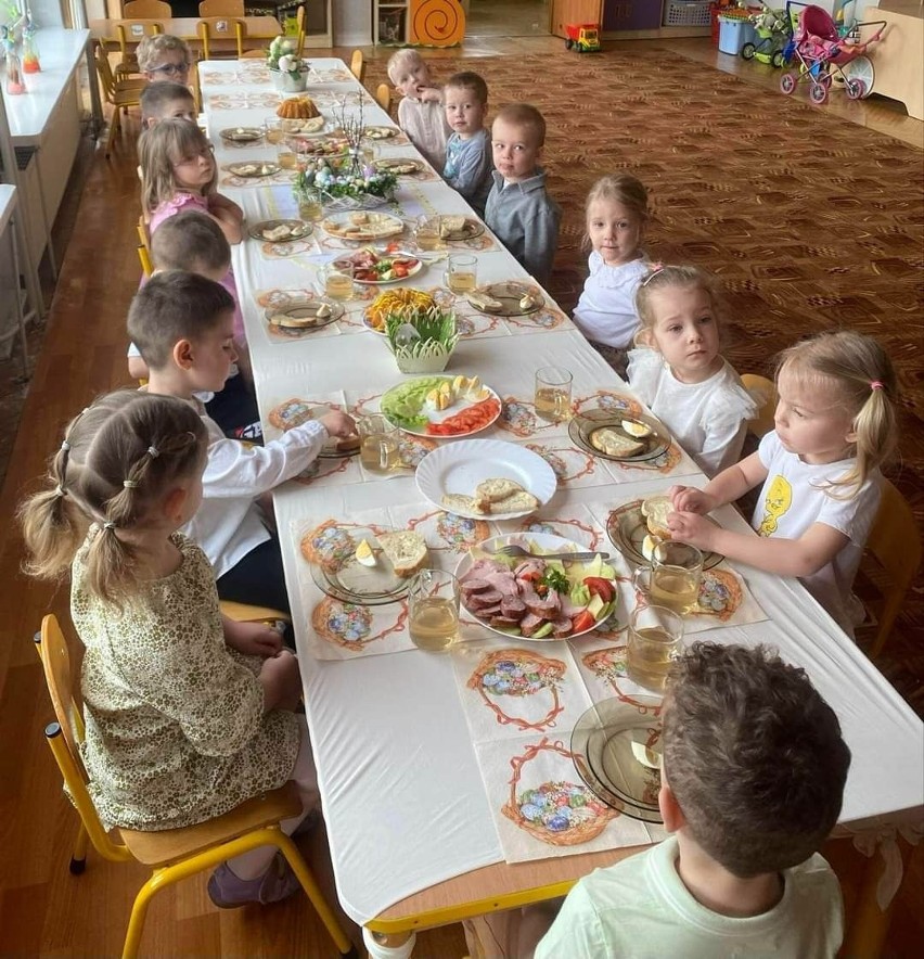 Wielkanocne śniadanie w Przedszkolu Samorządowym w Sędziszowie. Zobacz zdjęcia