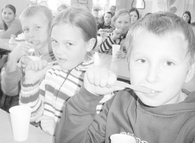 W wiejskiej szkole w Mielenku Drawskim dzieci szczotkują zęby flormeksem sześć razy w roku. To zbyt mało, by ustrzec się próchnicy. Stan zębów drawskiej młodzieży jest zatrważający.