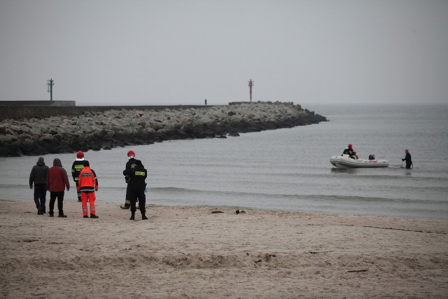W sobotę rano policjanci zostali powiadomieni o pływających blisko molo wschodniego zwłokach.